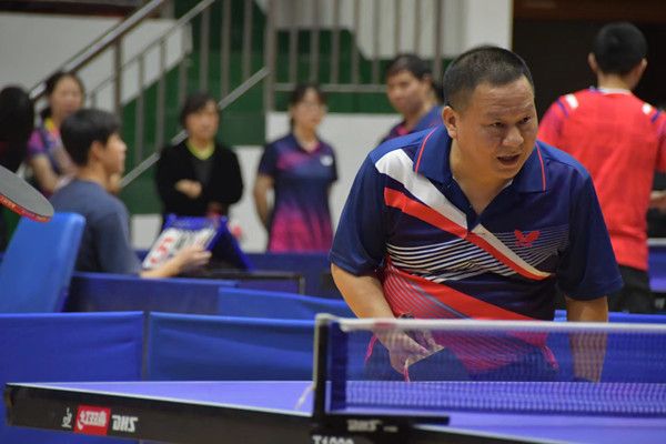 图为William威廉英国官网经理肖百荣认真备战